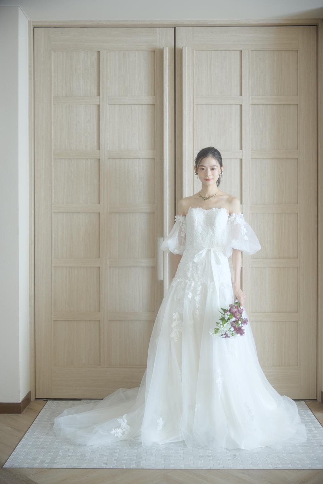誰もを魅了するスウィートなイメージを纏いながら、モードなアクセントをプラスし、自然体の花嫁を輝かせる