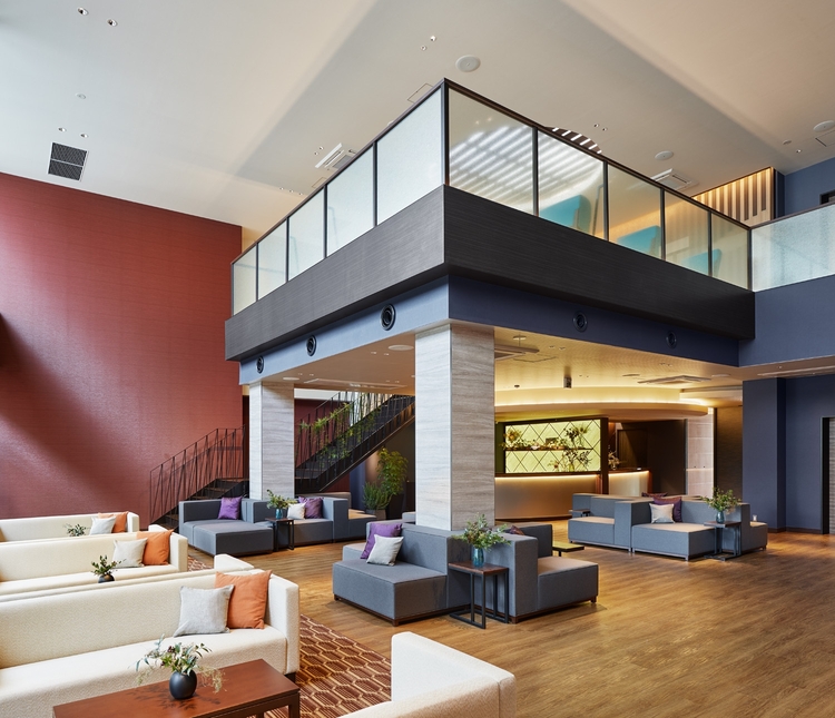 広々としたラウンジで寛ぎのひとときを