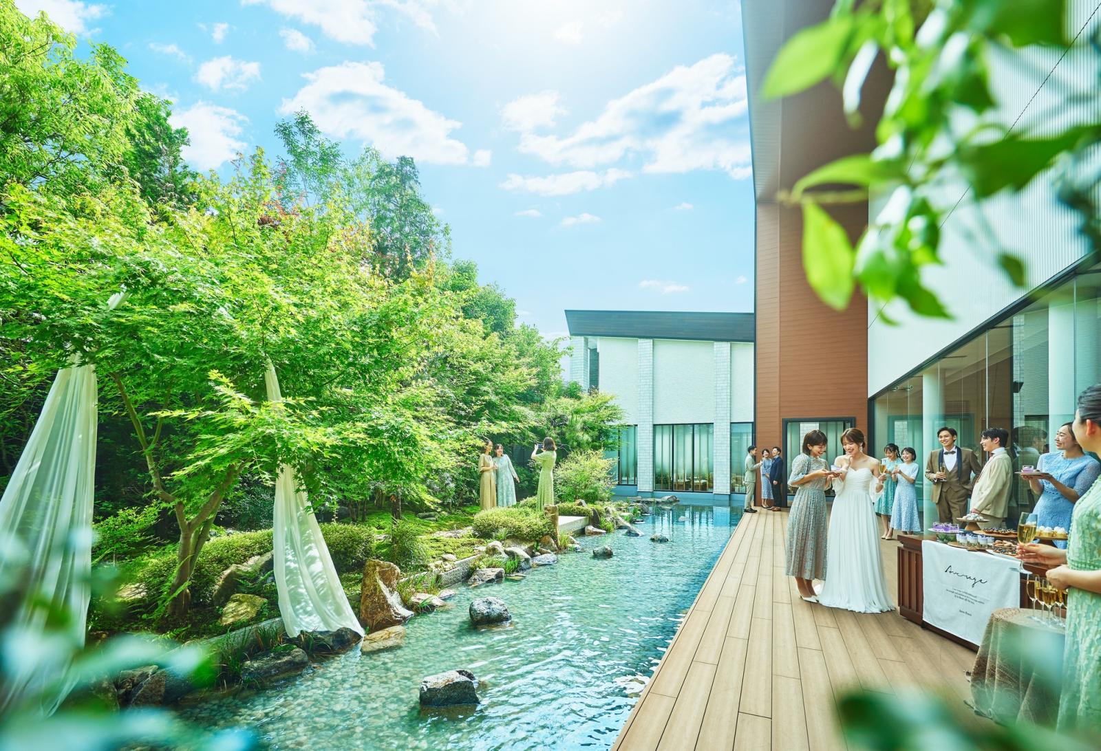 テラスでのデザートビュッフェなど、大切なゲストへサプライズの演出も