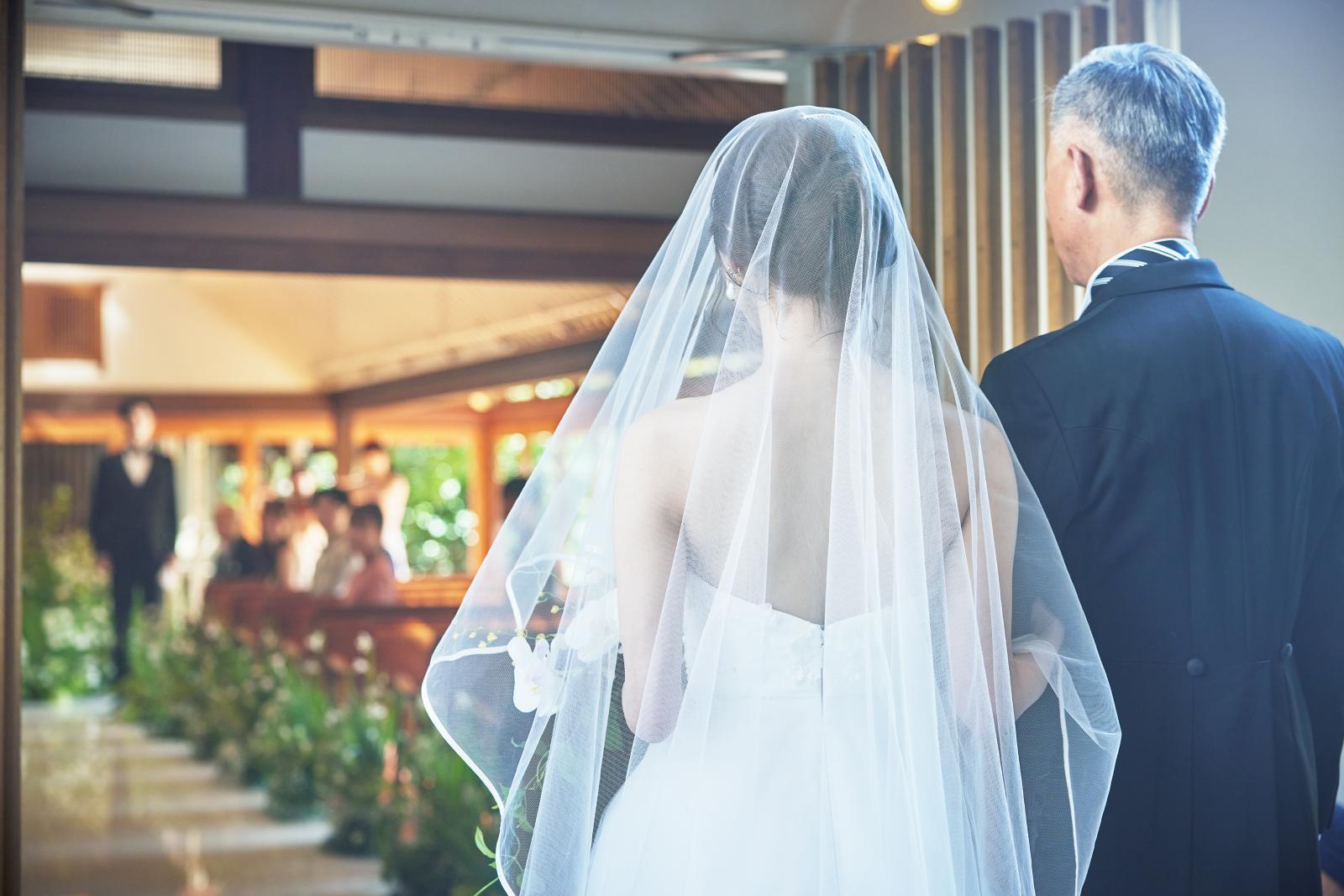 光が降り注ぐ扉口では、ベールを纏うご新婦様の輝く姿を迎える