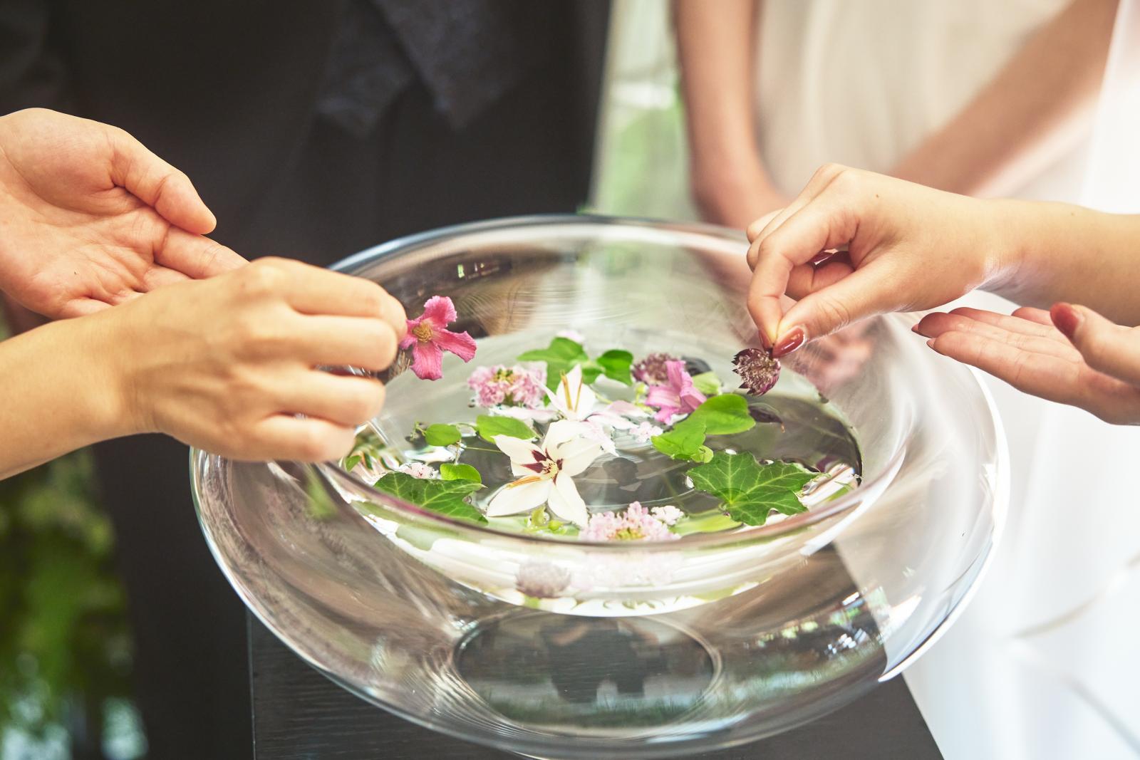 「水合わせの儀」では季節のお花や素敵な花言葉を添えるのもおすすめ