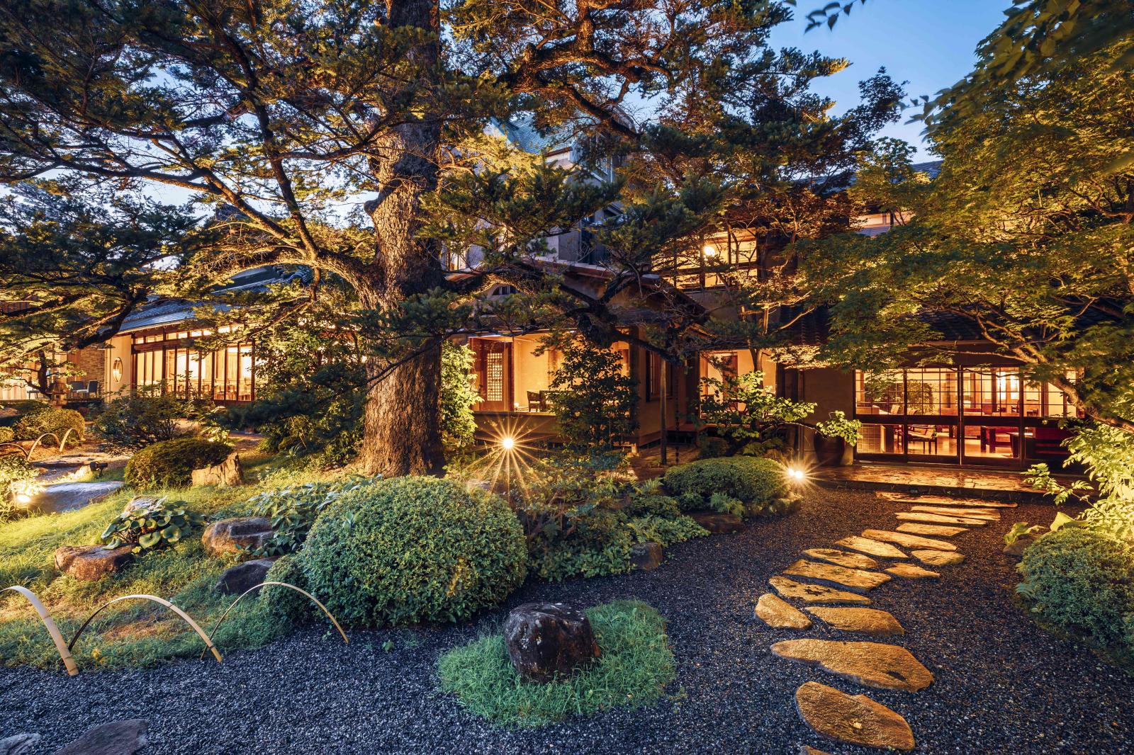 庭園から眺める夜の三瀧荘も圧巻の美しさ