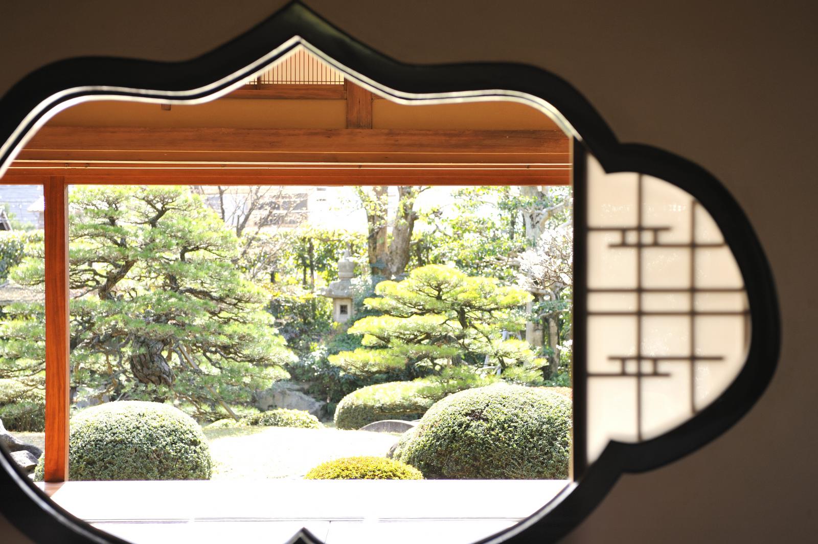 時の流れを感じる意匠や庭園を舞台にかけがえのない美しい結婚式を