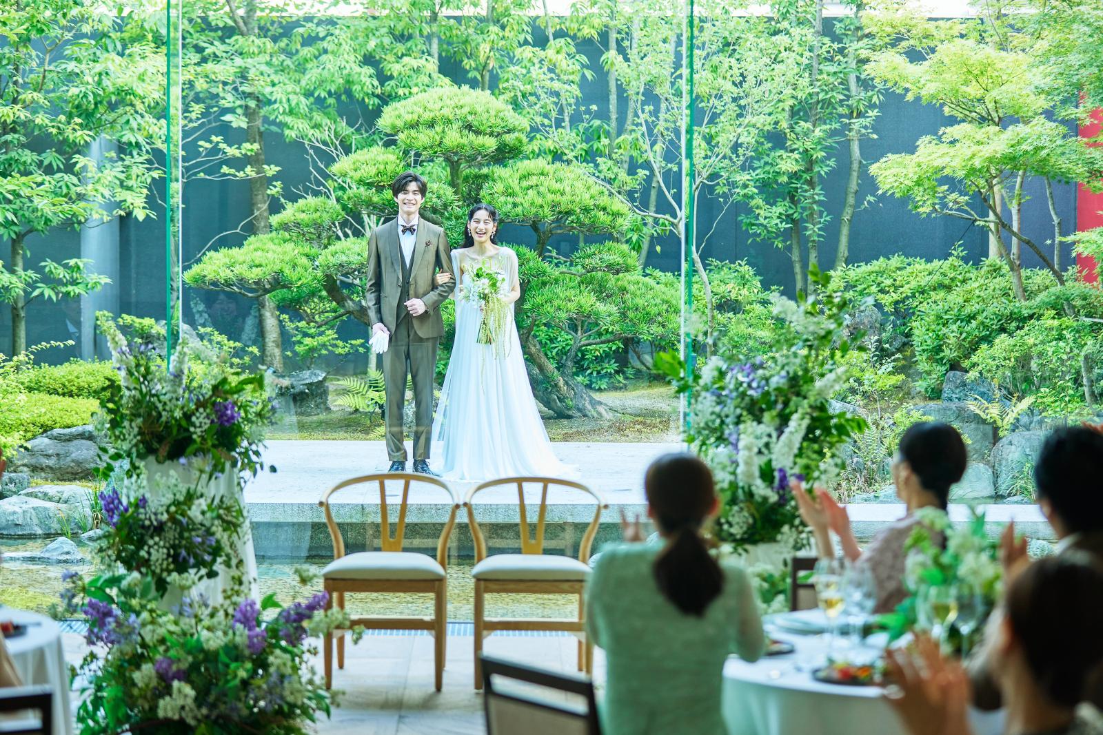 華美な演出がなくとも、桜、新緑、紅葉、雪など四季折々の景色がパーティを彩ってくれる