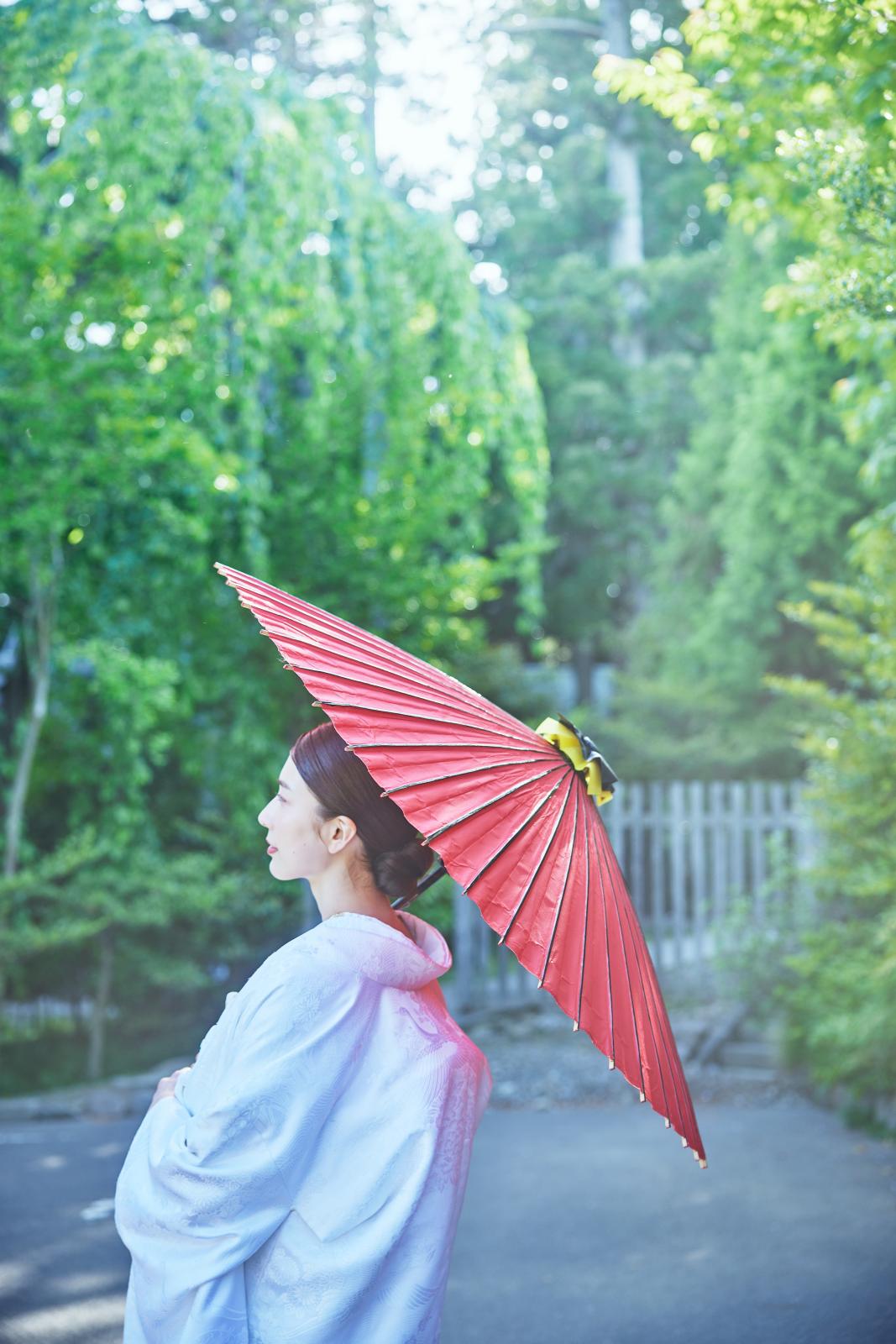 純白の白無垢を柔らかな日差しが照らす