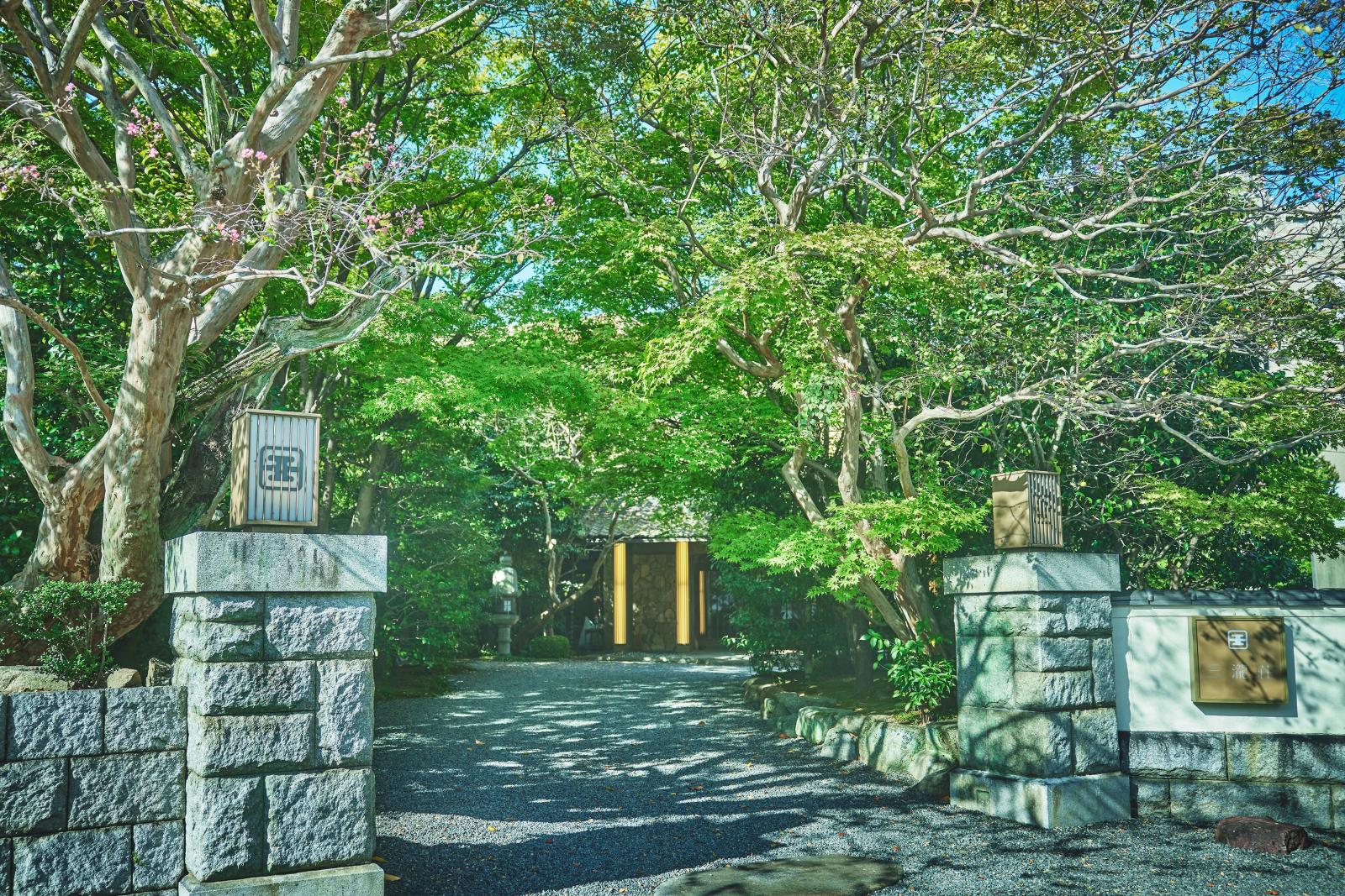 凛とした門構えが静かに迎える、落ち着きと上質さに満ちた時間を