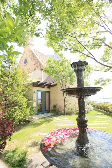 チャペルの横にはおふたりだけのプライベートガーデン。