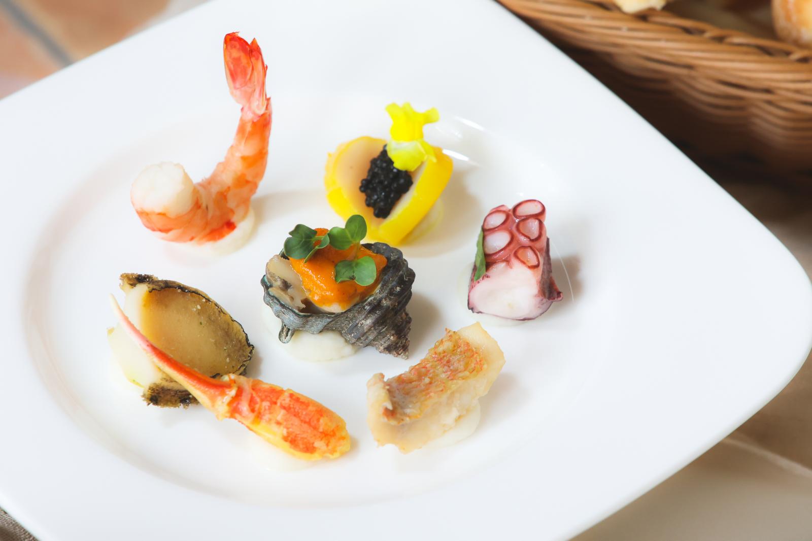 鮮やかな見た目も満足度もどちらも譲れないお料理こだわり新郎新婦様は是非一度食べてみて！