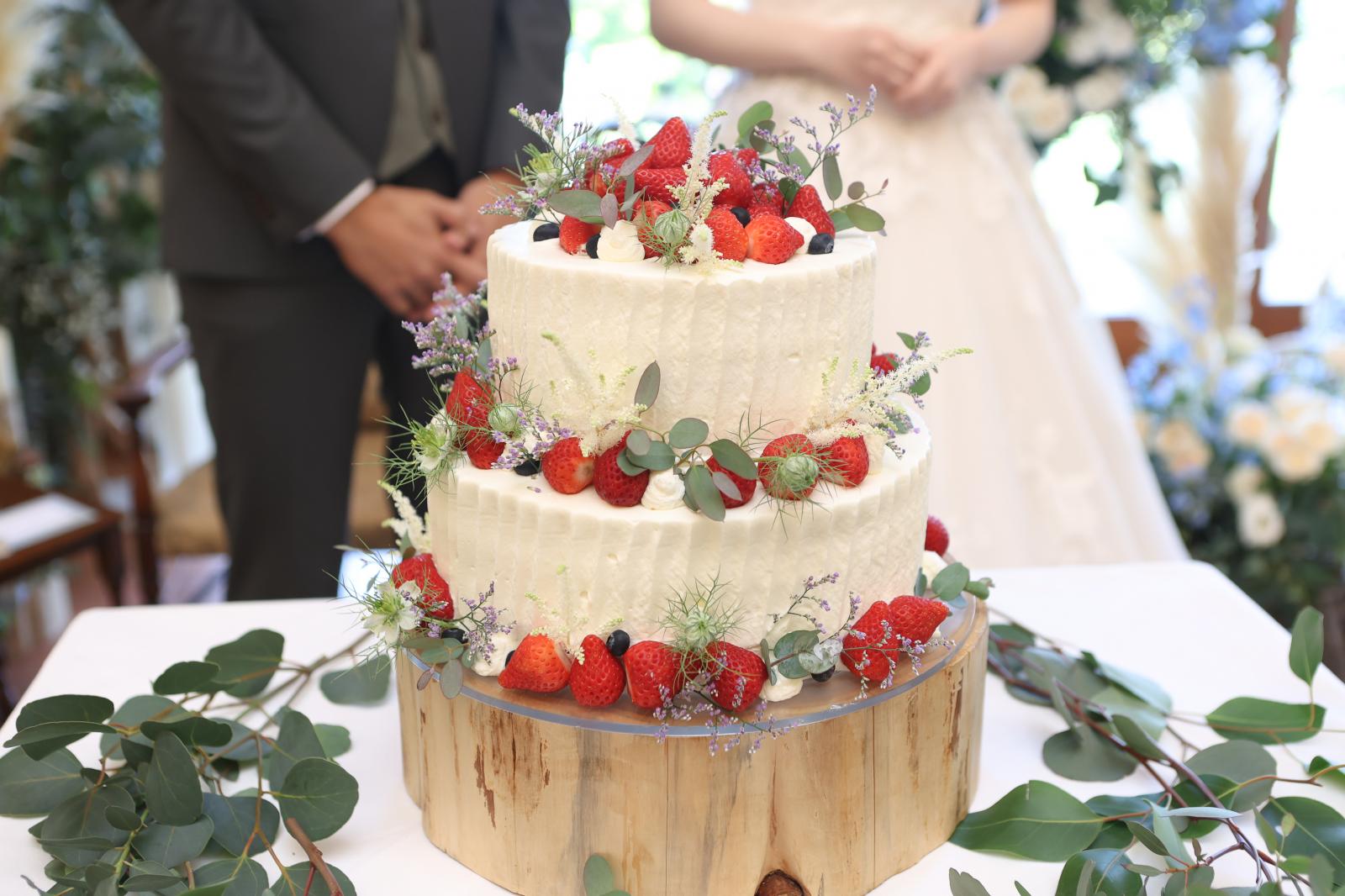 お花を組み合わせるだけでさらにお洒落なケーキに！