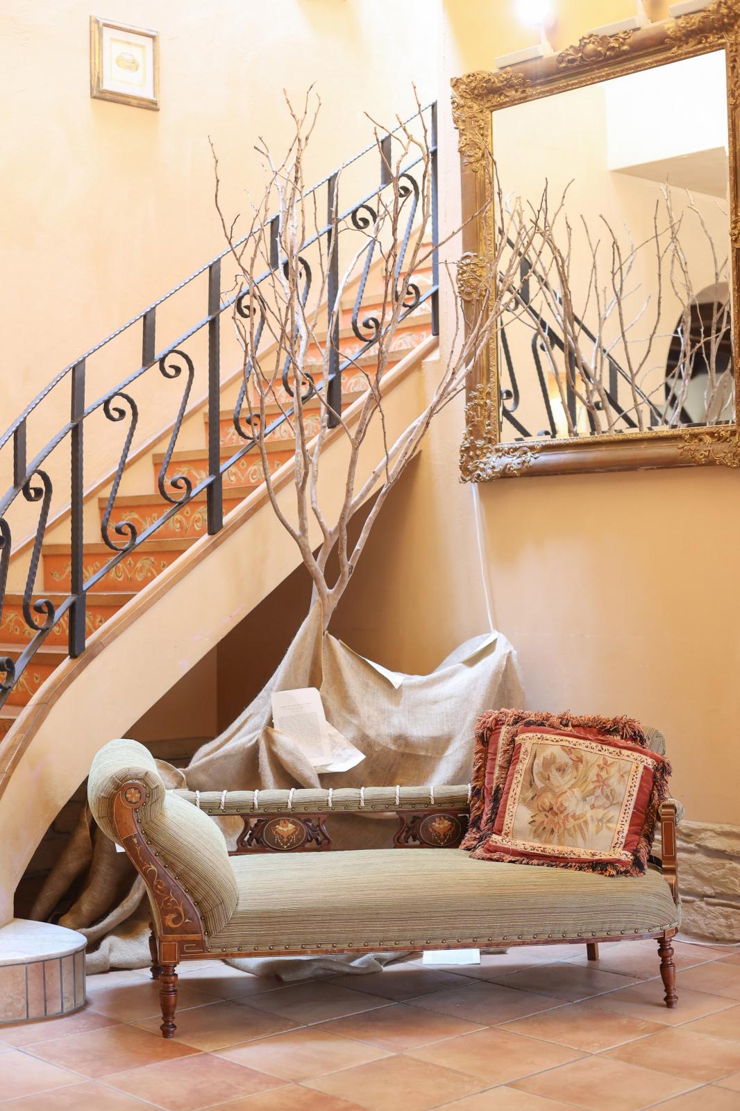 同じロビーでも場所や家具の配置を変えるだけで全く違う雰囲気に