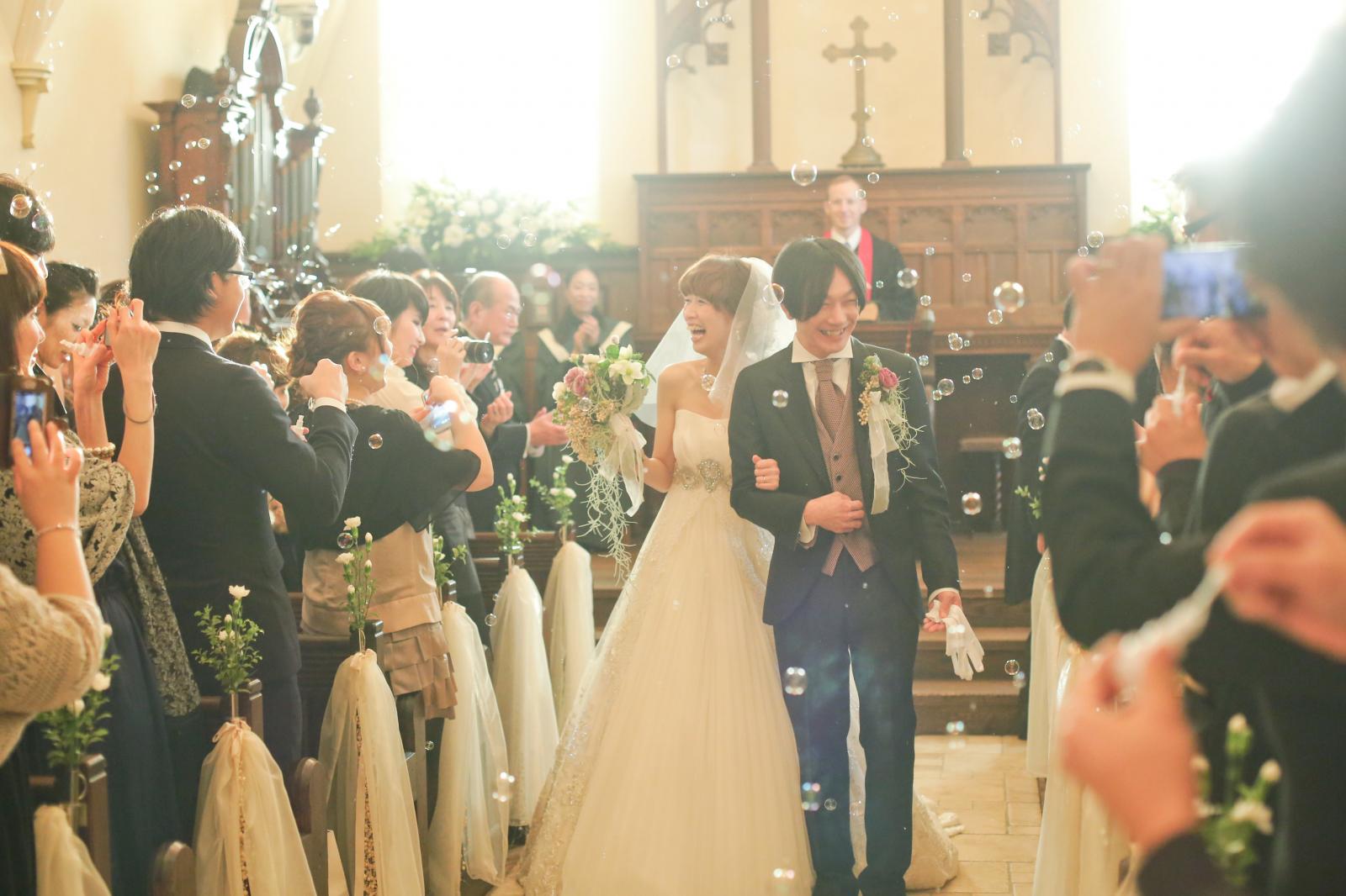 新郎新婦様とゲストとの距離を大切にしているリーベリアのチャペル<br />
おふたりもゲストもお互いに目と目が合う距離で見守られる結婚式は人と人との絆を感じさせてくれる