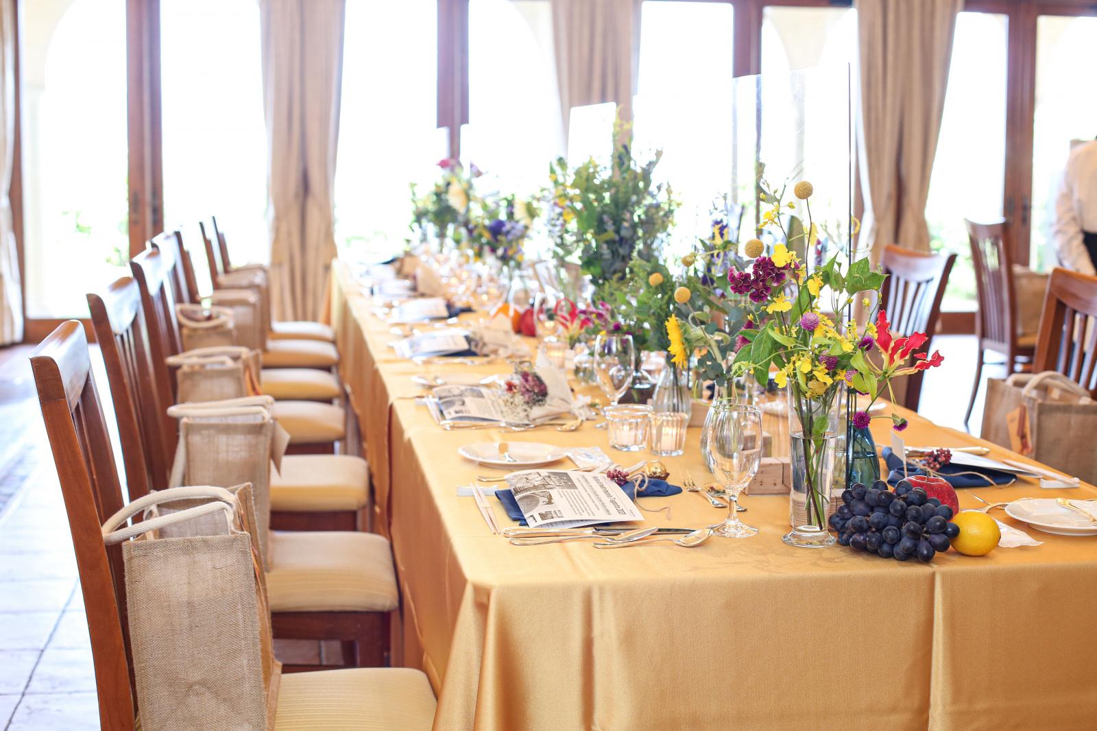 テーブルやソファー、アンティーク家具など様々なご要望に対応可能