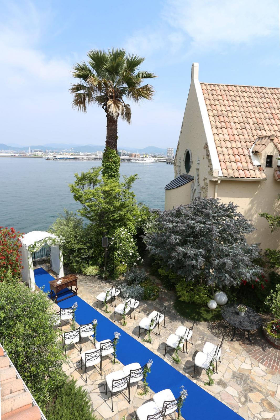 青いバージンロードの意味は「海と空のように果てしなく続く愛」