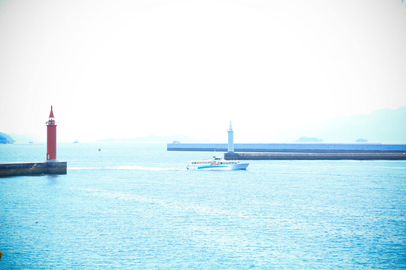 披露宴会場から見えるオーシャンビューは、ただそこに海があるだけでなくフェリーや遊覧船が航行したり、空と海の色が時間とともに変化したりと様々な姿でゲストや新郎新婦様の目を楽しませてくれる演出に