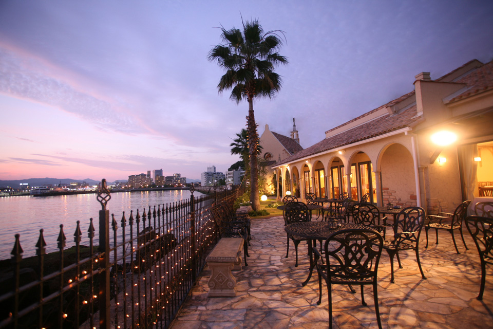 ナイトはイルミネーションと夜景でキラキラと幻想的な雰囲気に