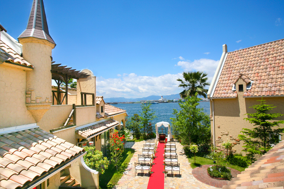 ヨーロッパの街並みを思わせる開放的なガーデンでの結婚式も大人気！潮風を感じながらの結婚式はまるでリゾートウェディング！これが体感できるのもリーベリアだからこそ