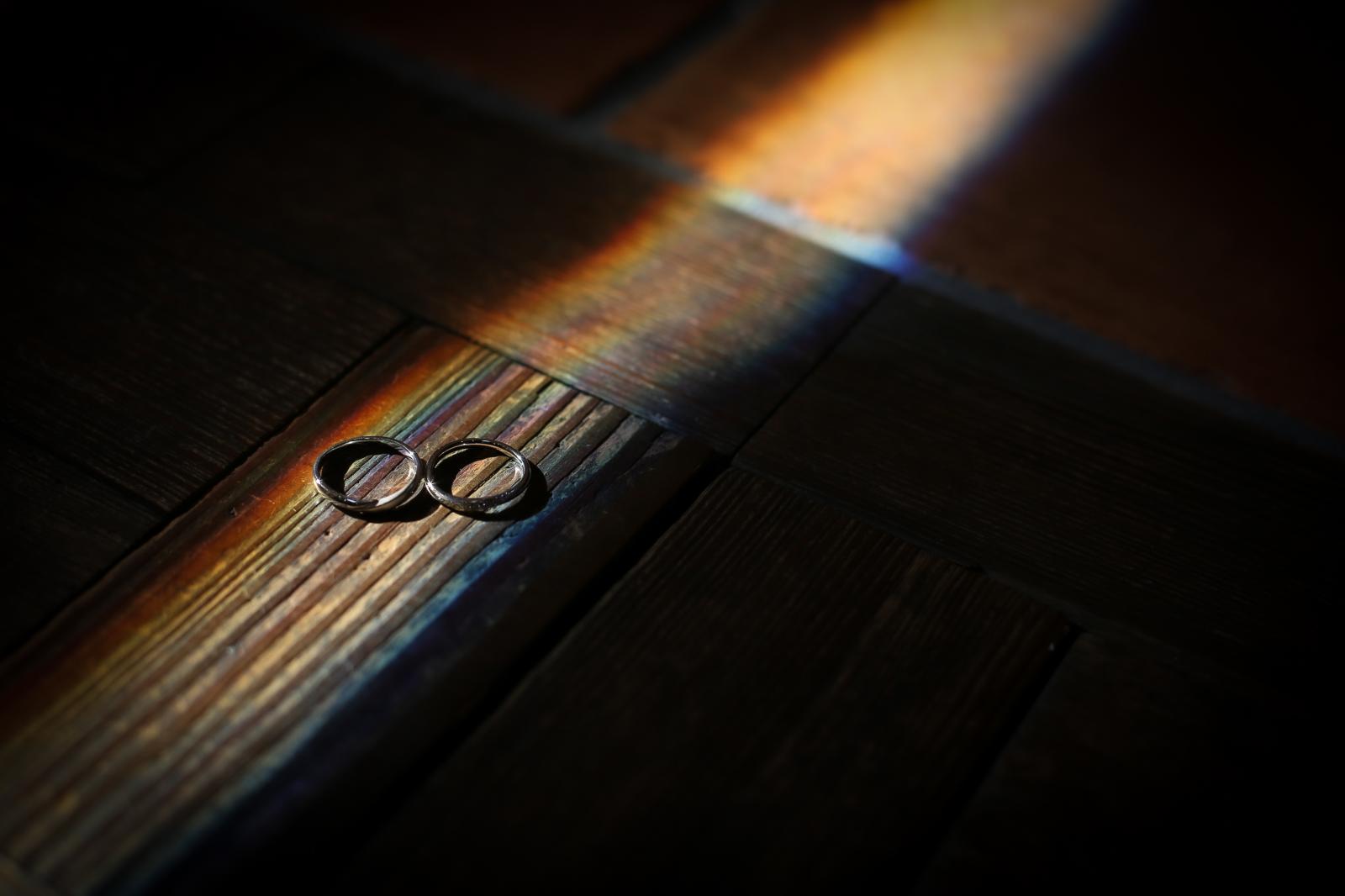 時間によって差し込み方が変わる自然光の入る木目調のチャペル