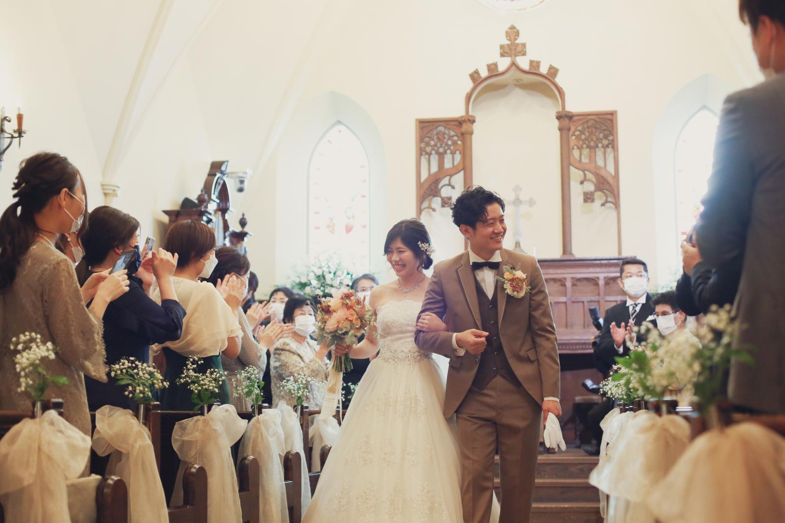 目と目のある距離で見守って頂けるあたたかみのチャペル