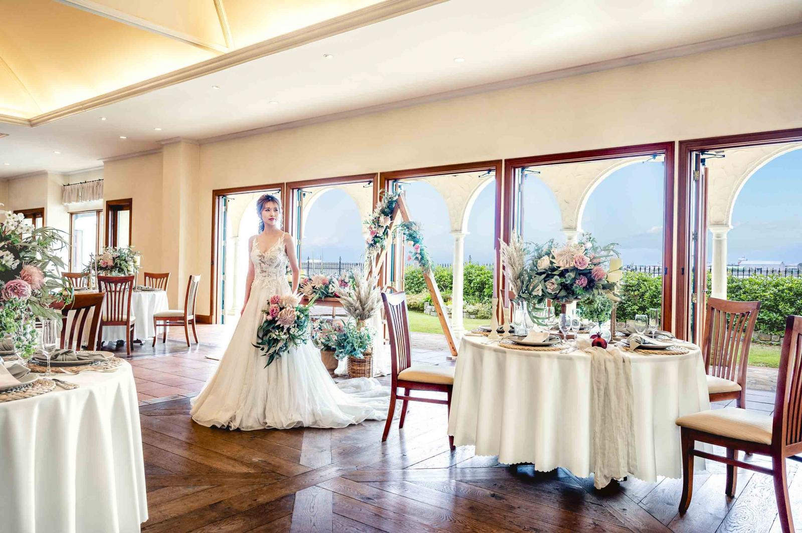 披露宴会場から見えるオーシャンビューは格別！波音や潮風を感じながら、ゆったりと大切な方々と過ごすことのできるガーデンは自由に往来できる。フォトスポットや演出にも最適！