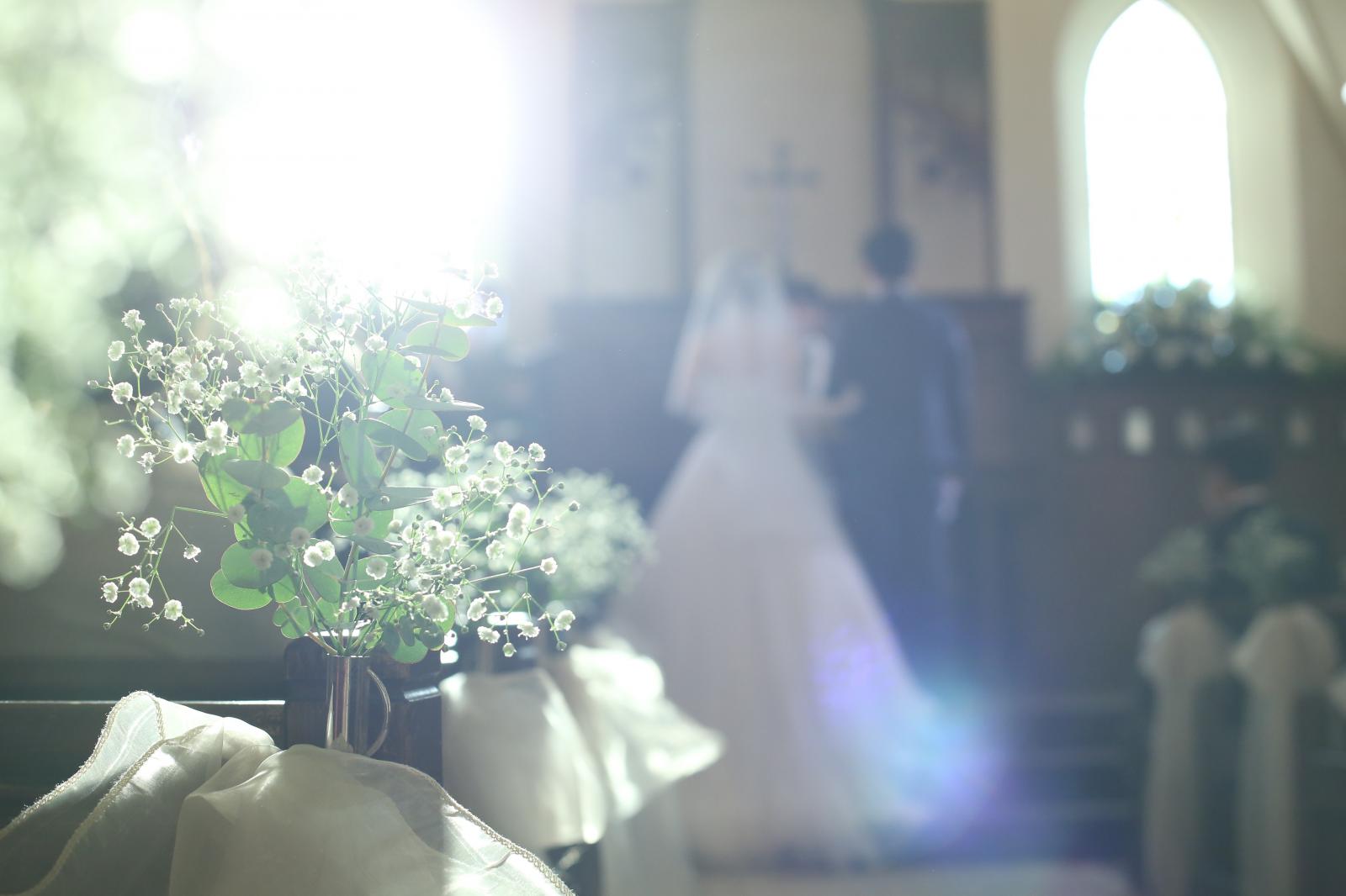 ステンドグラスからは柔らかな自然光が<br />
おふたりの晴れ姿をより輝かせてくれます