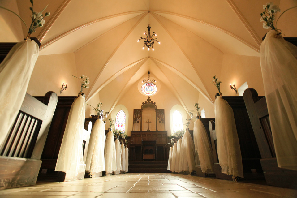 バージンロードはおふたりの人生を表す<br />
一歩一歩進むたびに大切な方々に出会えた喜びを感じられる