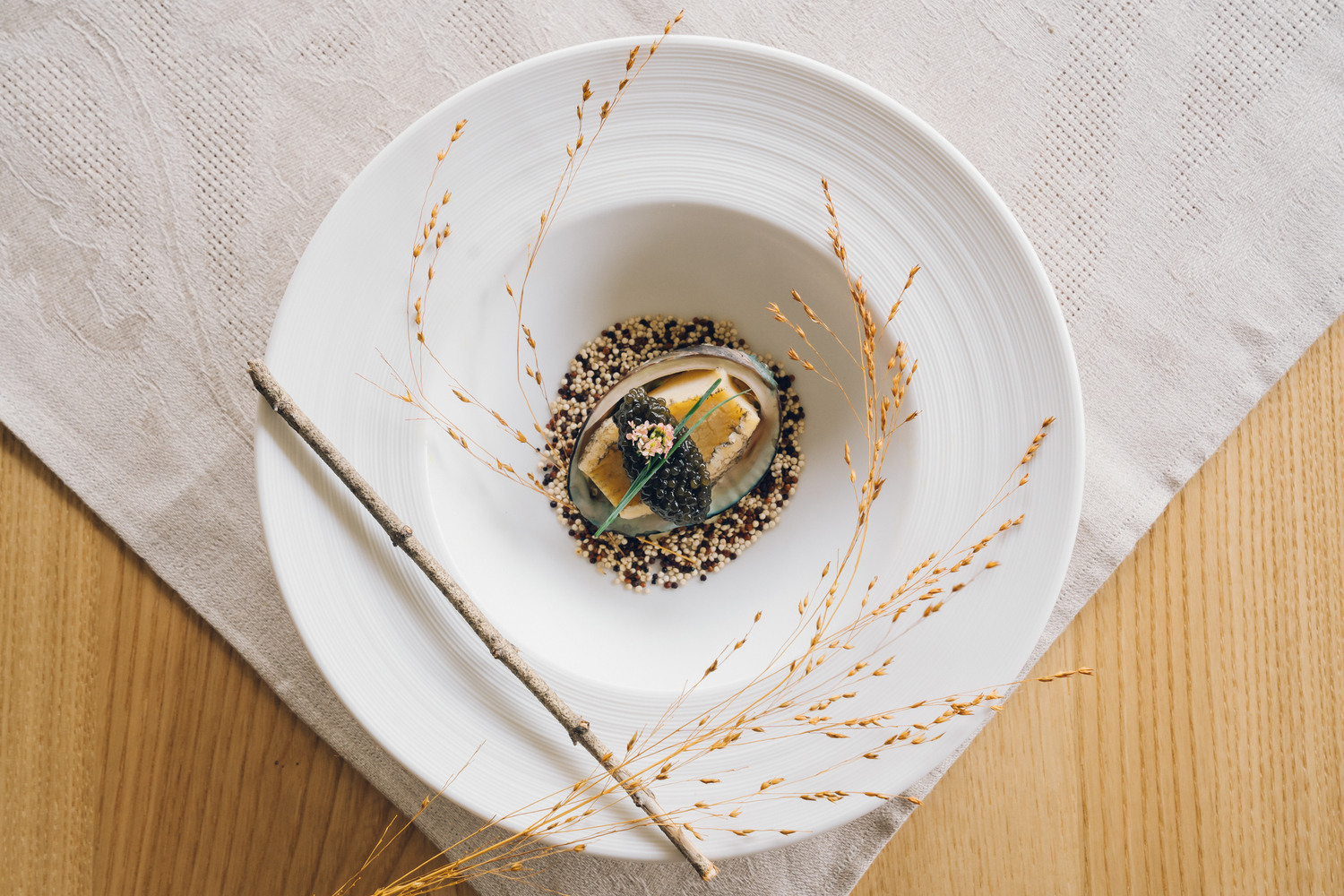 キッチンで一皿一皿仕上げる料理は、出来立てでお席までお届け。