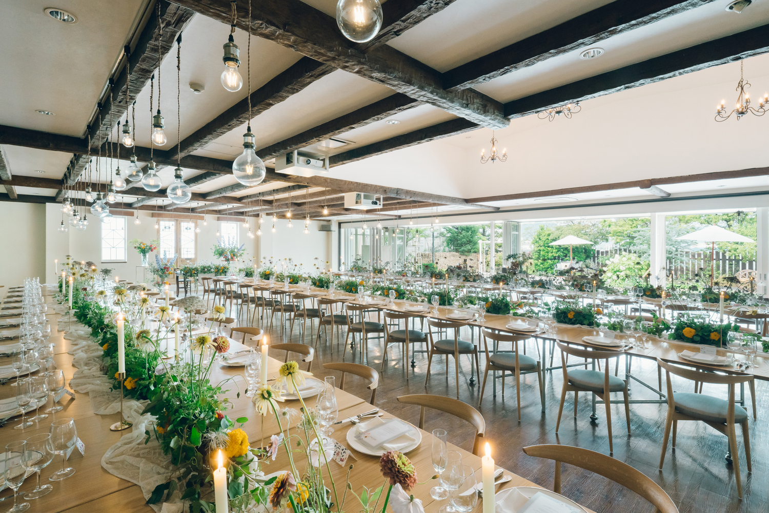 バンケットリニューアルOPEN★心地よさがUPした会場を先取り。ウッドテーブルの質感を生かしたナチュラルな会場だから二人もゲストもリラックスして過ごせる。