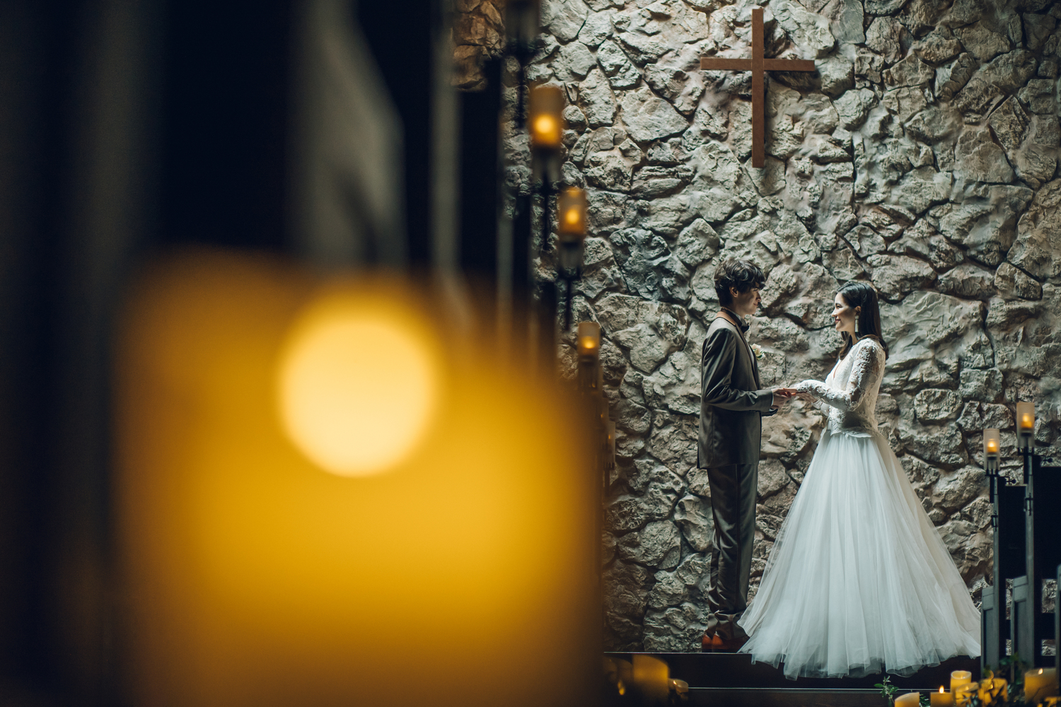 厳かな空間でゲストに見守られるチャペル