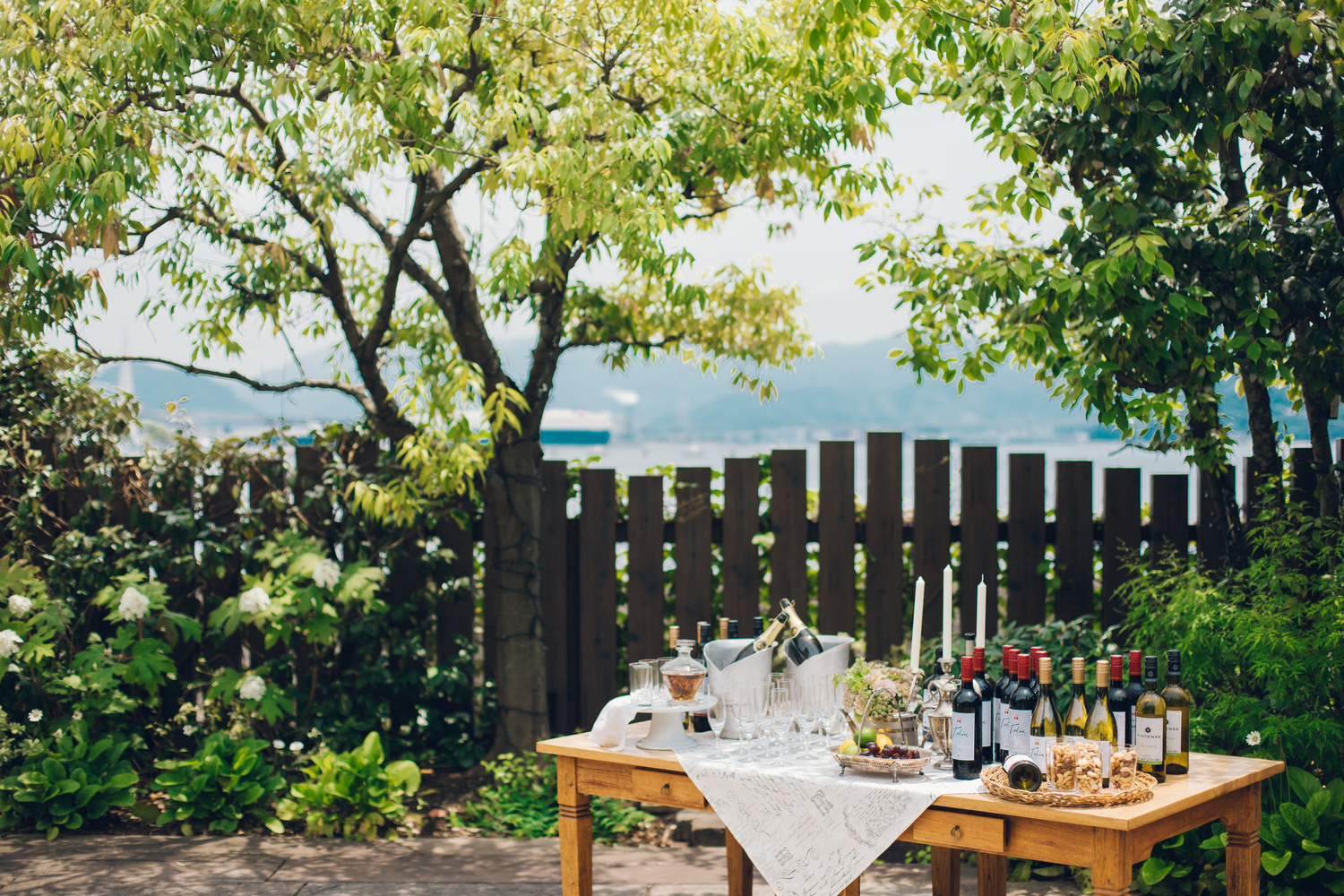 まるでリゾートパーティを思わせる、海沿いのガーデンパーティ