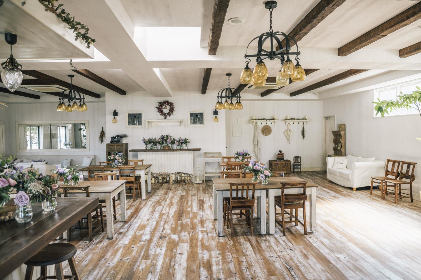 アットホームな場所で二人らしいコーデでゲストとリラックスして楽しんで♪