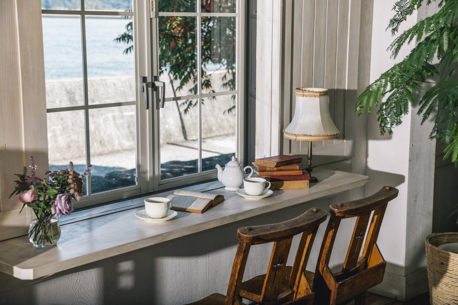 海の見える窓辺でリラックス