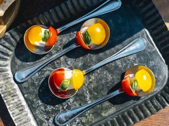 ビュッフェスタイルやウェルカムフードなどの料理メニューも人気。