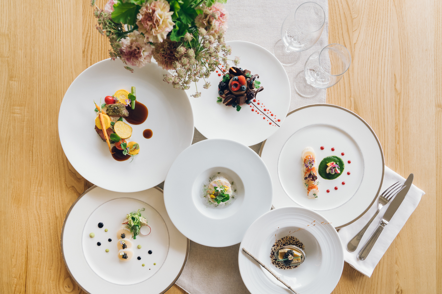 料理も、結婚式を盛り上げる大切な存在です。「料理を通して、お二人のコンセプトウエディングを盛り上げたい」。シェフの想いも添えたこだわりの料理の数々をご堪能ください。