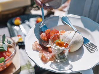 キッチンで一皿一皿仕上げる料理は、出来立てでお席までお届け。