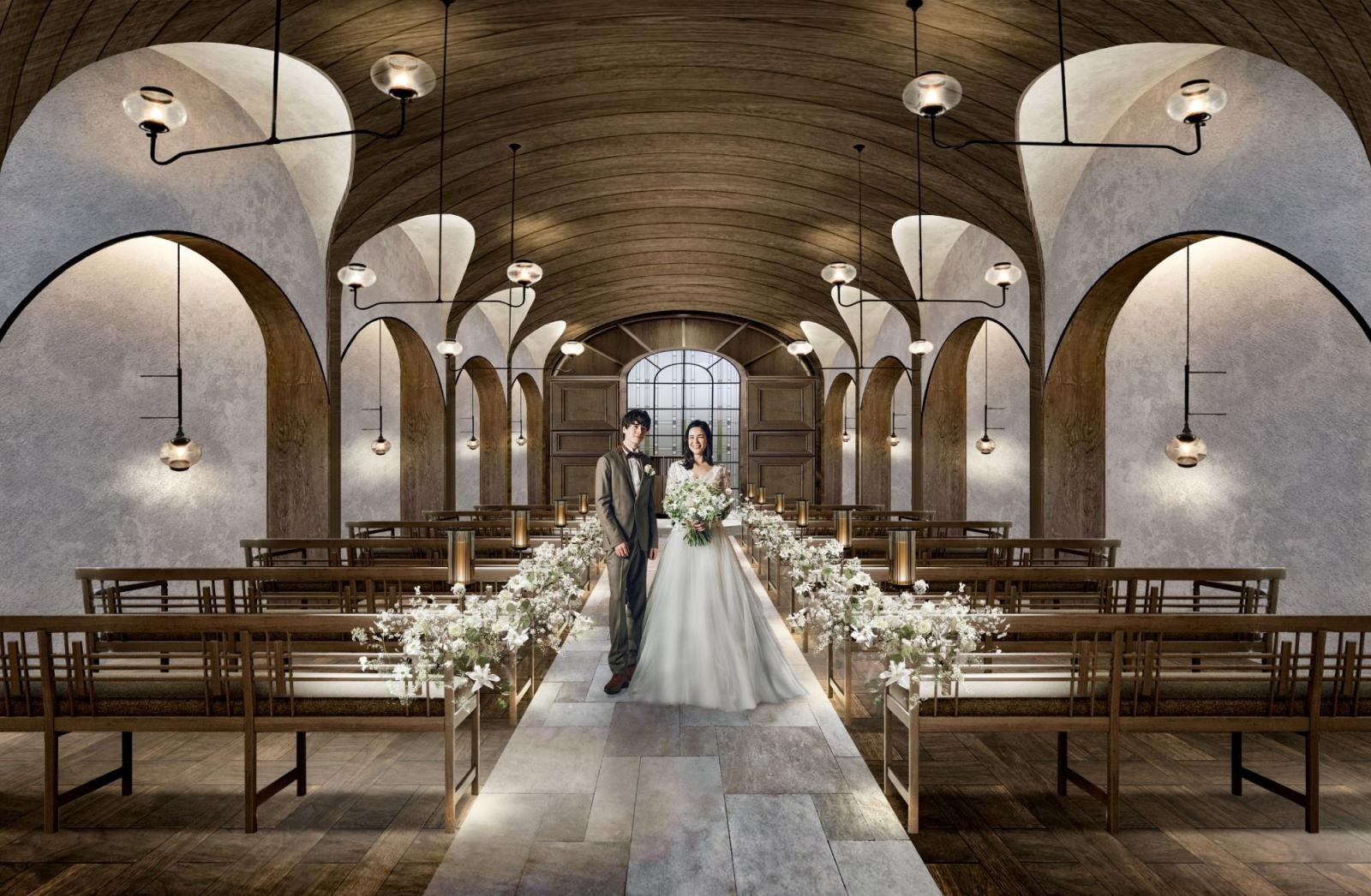 挙式会場の名前は『感動』という意味を持つ『emu（エミュ）』木目と緑に囲まれた空間は、どこか懐かしい田舎の教会を思わせる。