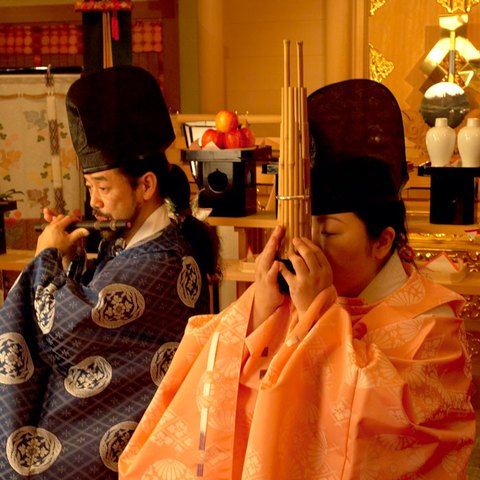 儀式を司る神主や巫女の独特の所作、神殿に響き渡る雅楽の音色が深く印象に残ります。