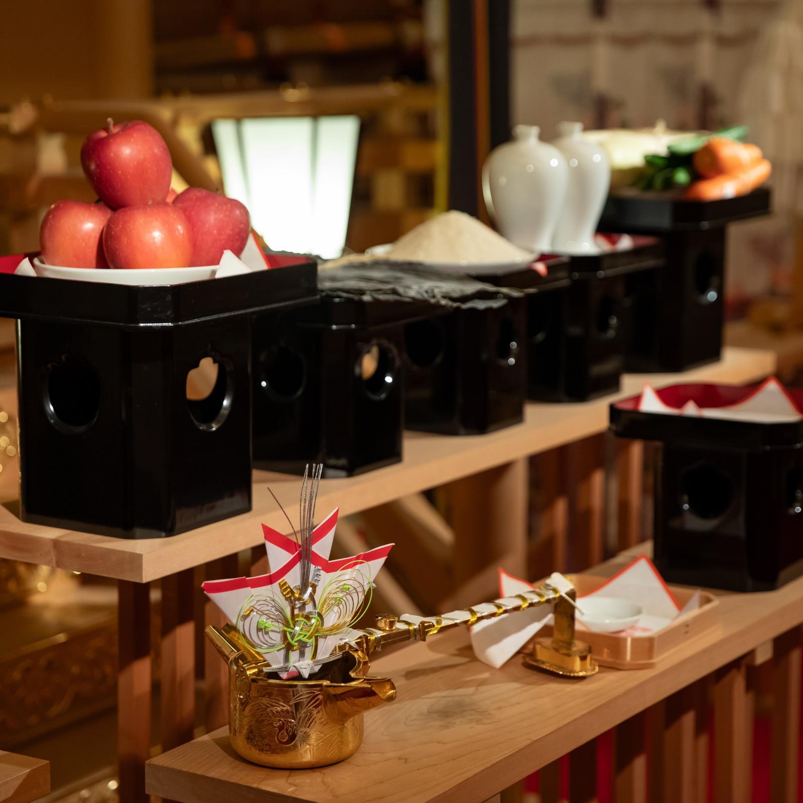 天照大神を祀った荘厳な神殿で執り行う神前式。<br />
本古来の伝統を重んじたスタイルやふたりらしいスタイルも