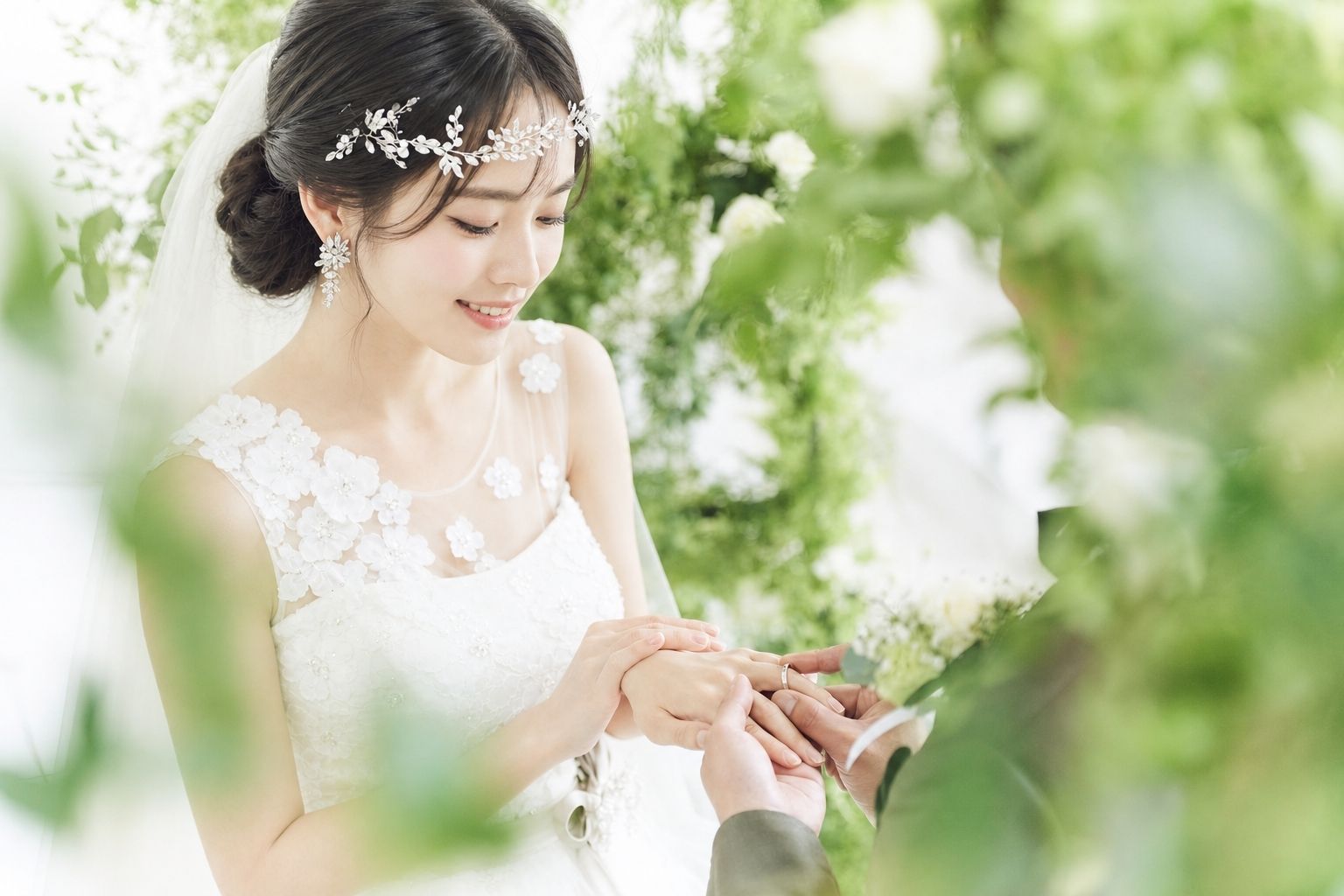 両親と大切なゲストに見守られながら指輪の交換を。まるで光にも祝福されているような気分