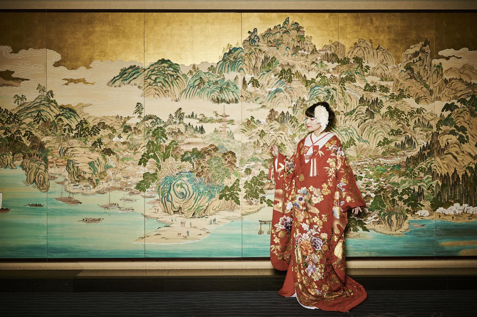 京都の絵師が描いた「宮島」。その圧巻たる壁画の前では、和装が華やかに引き立ちます。前撮りでも人気