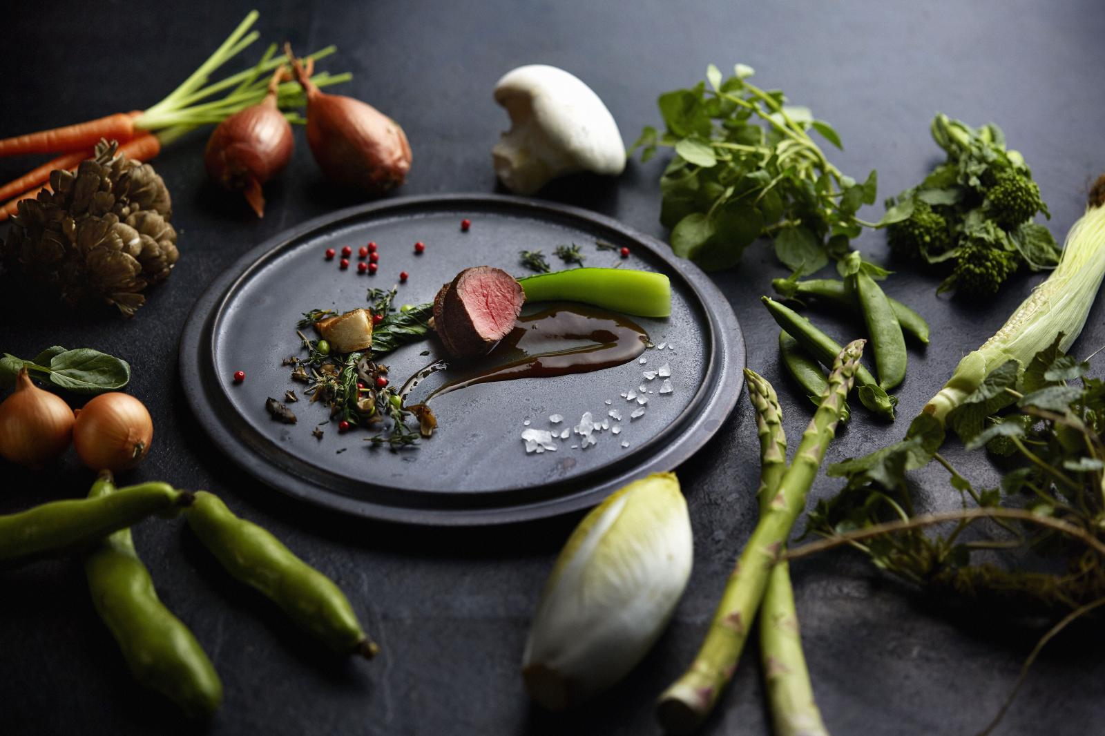 柔らかくロティした肉は、食べやすくボリューム満点。つけ合わせの野菜も季節ごとに選定するので、とても美味しい。