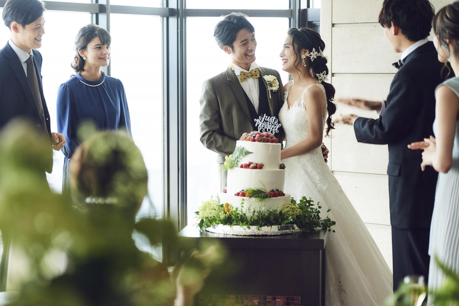 おふたりへの祝福の気持ちがこもったウェディングケーキを、ホテル専属のパティシエがお作りいたします。ありきたりなウェディングケーキではなく、様々なご要望に対応できるところもグランヴィアの魅力