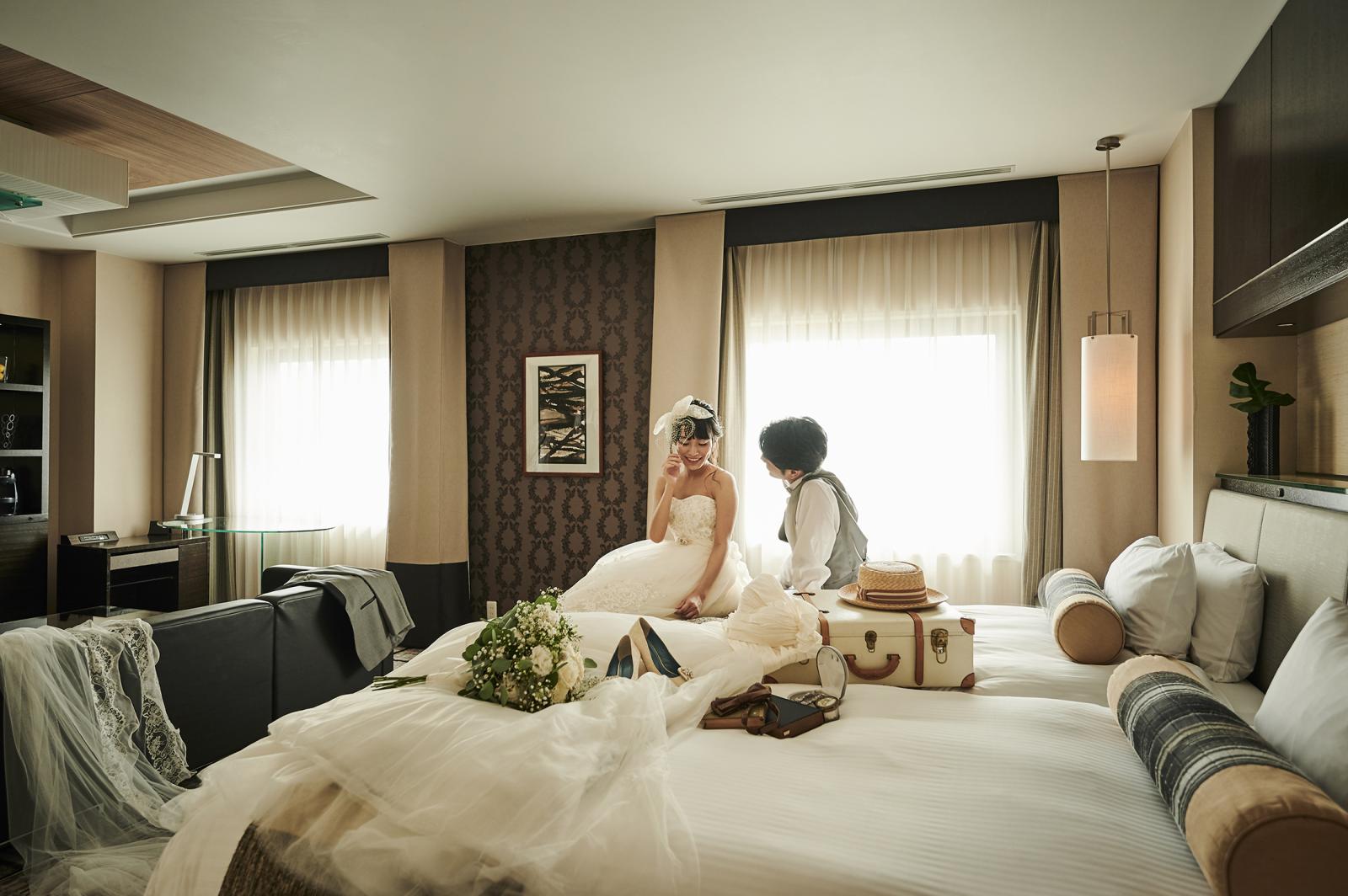 【ご宿泊】<br />
新郎新婦お二人には、披露宴の前日・当日どちらか1泊をプレゼント。前日泊ならゆったり準備ができ、当日泊ならゆっくり疲れを癒すことができます。