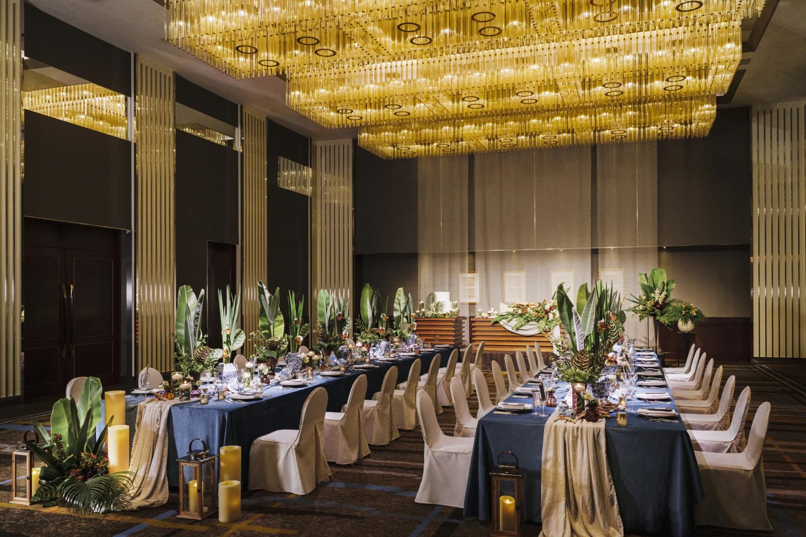 高い天井に煌めくシャンデリアが主役のふたりを華やかに引き立てます