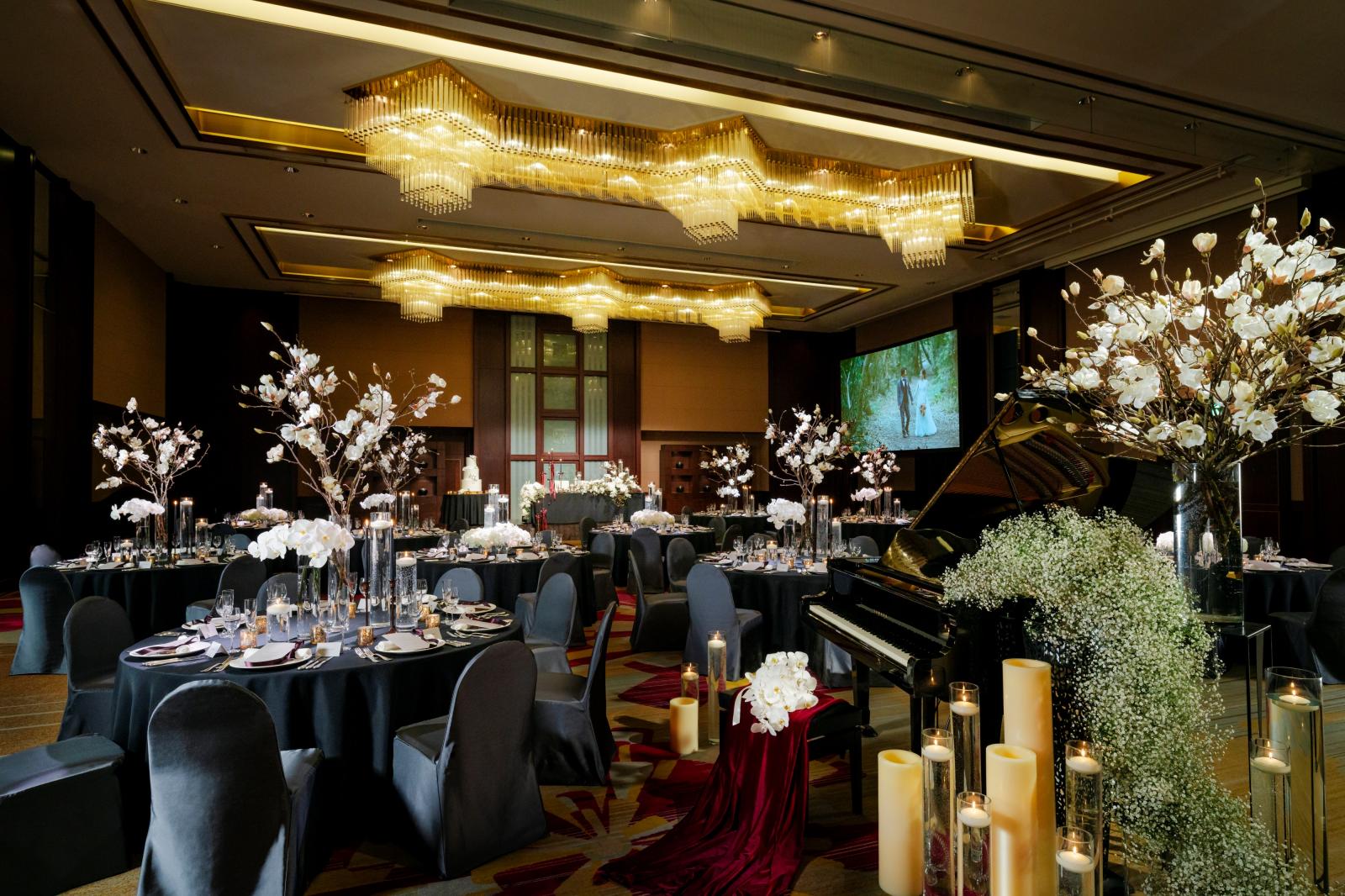 シンプルな美しさを際立たせる装飾に彩られたハイセンスなコーディネート