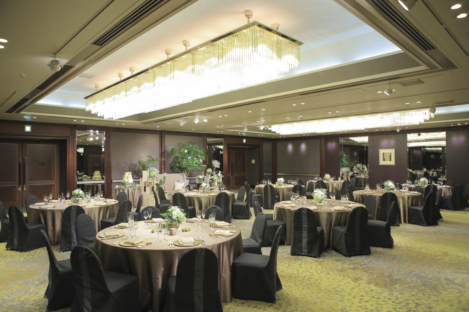 シックなインテリアがリッチな気分を誘うレジデンス風バンケット【カトレア】。ゲストと同じ目線で笑顔を交わしながら、温もりいっぱいのおふたりらしいパーティーを。