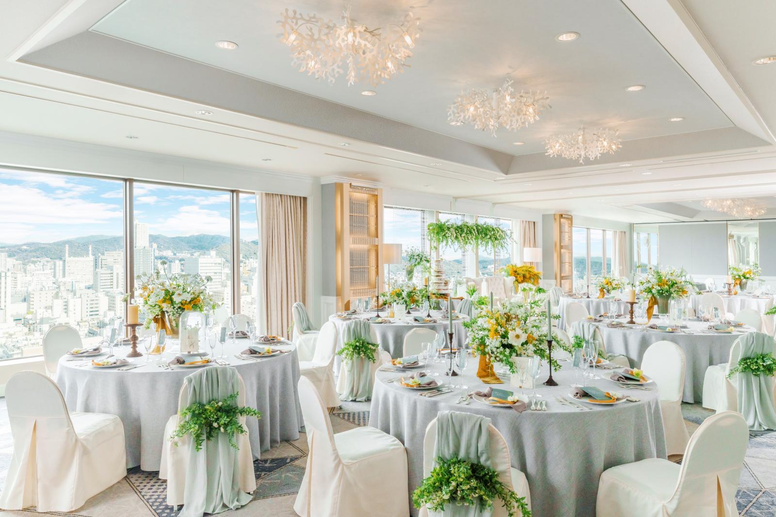 広島市内を望む圧巻のスカイビューが魅力の会場