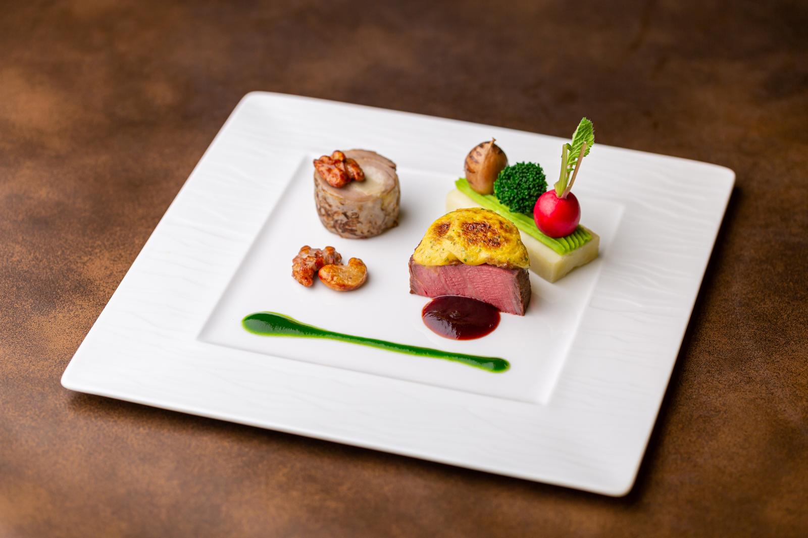 広島県産牛フィレ肉のシャルルマーニュ風とほろほろ鳥とピスタチオのバロンティーヌ　赤ワインソ―ス