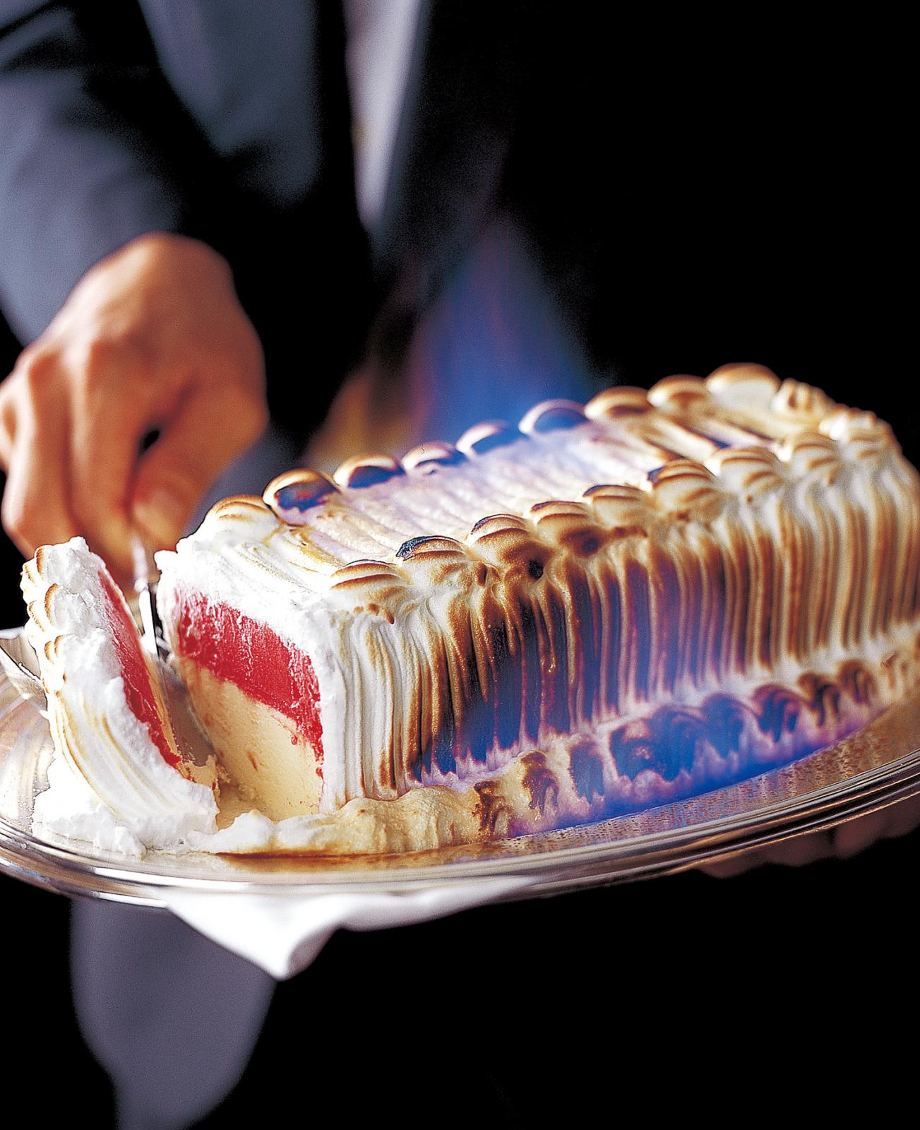 炎と甘い香りに包まれる演出デザート「ベイクド・アラスカ」