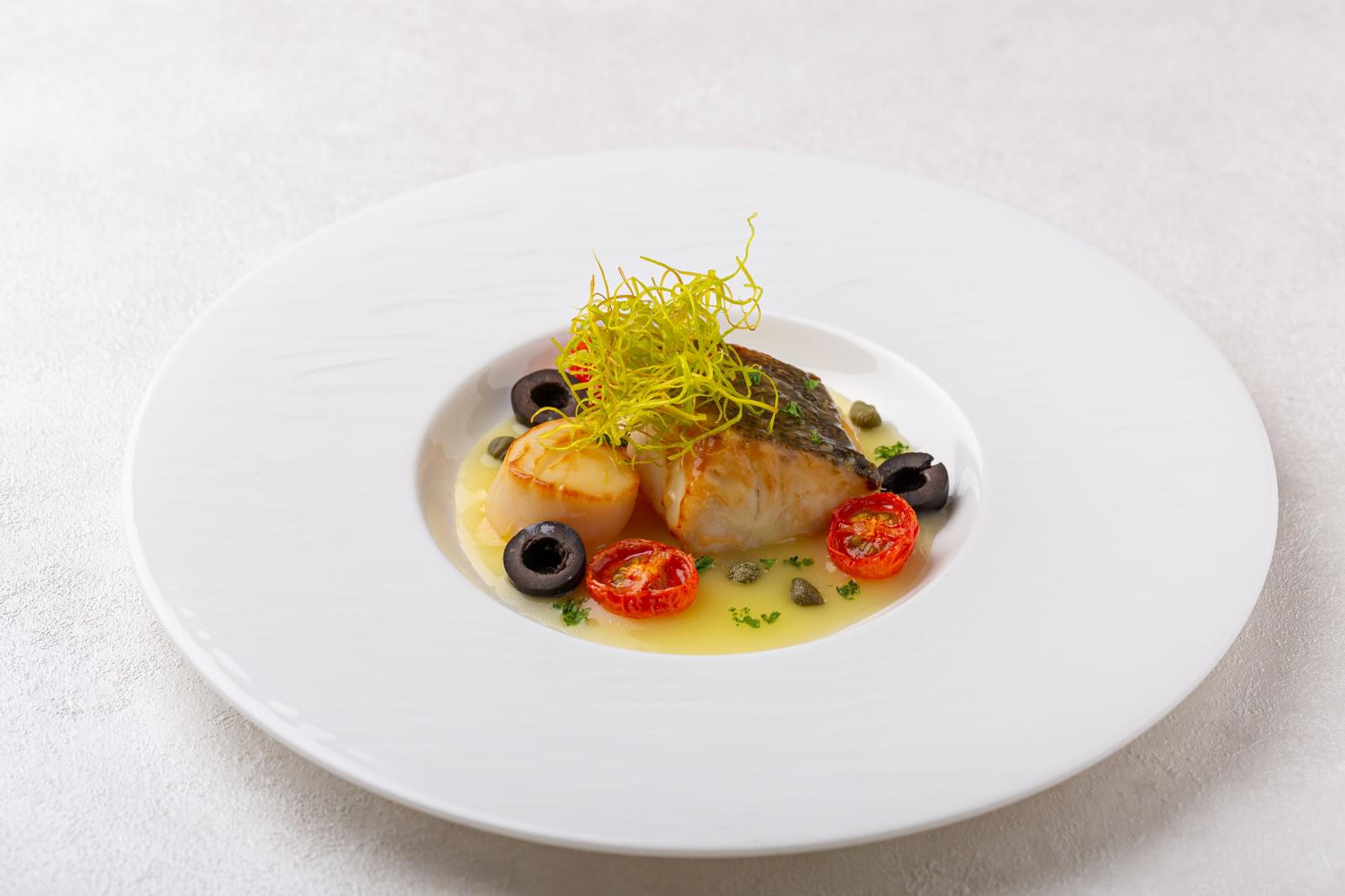 スズキと帆立貝　浅利だしとオリーブの地中海風