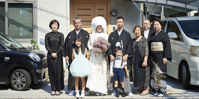 花嫁の夢であった住み慣れた自宅で大好きな家族に囲まれてのお支度　家族写真